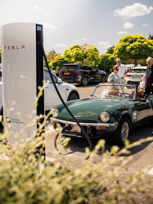 EV-rijders laden hun elektrische auto op een snellader in Europese laadstop
