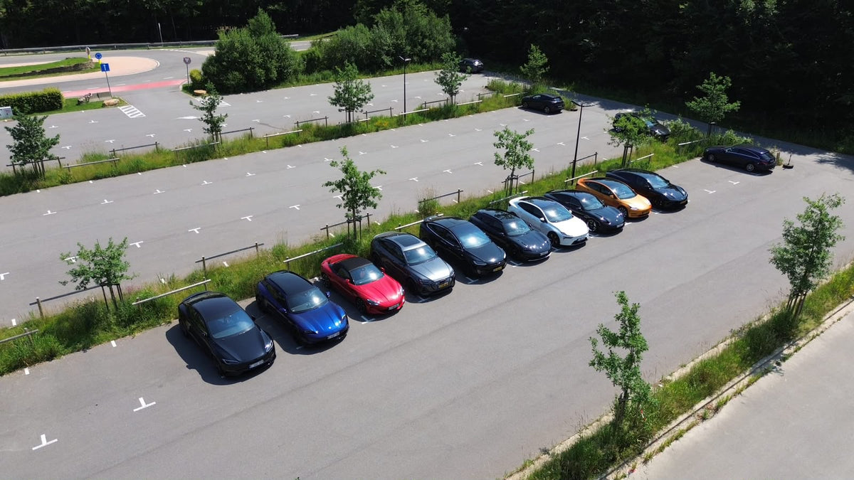 EV-rijders rijden door de Ardennen op de Founder Edition tour in extreme hitte