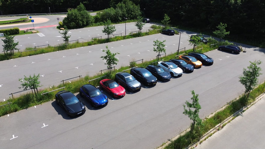 EV-rijders rijden door de Ardennen op de Founder Edition tour in extreme hitte